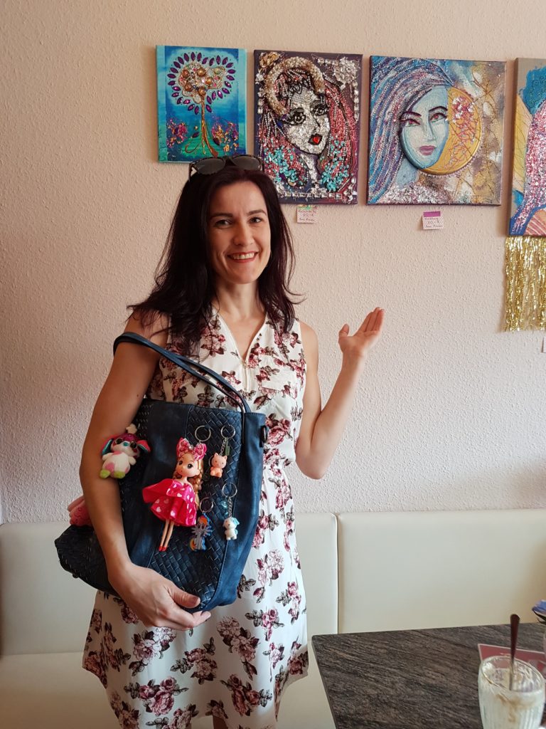 Anna Pianka zeigt ihre Bilderausstellung im Eiscafe Degrassi